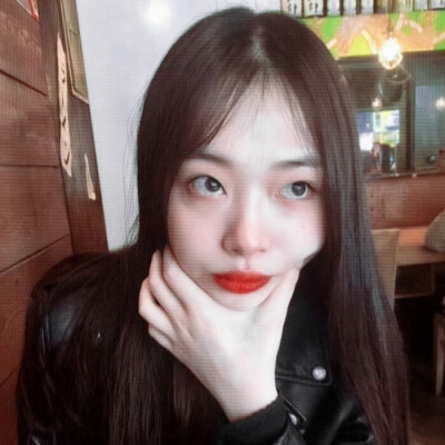 真理//她不会两鬟斑白，不会发福老去，她永远美丽阳光，穿着纯白的裙子，站在我的回忆里，清冷如斯”/桃子味的真理