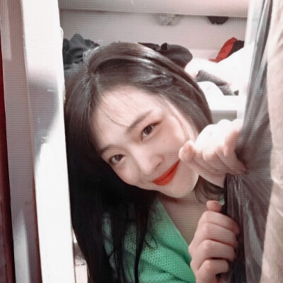 真理//她不会两鬟斑白，不会发福老去，她永远美丽阳光，穿着纯白的裙子，站在我的回忆里，清冷如斯”/桃子味的真理