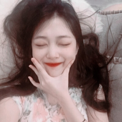 真理//她不会两鬟斑白，不会发福老去，她永远美丽阳光，穿着纯白的裙子，站在我的回忆里，清冷如斯”/桃子味的真理