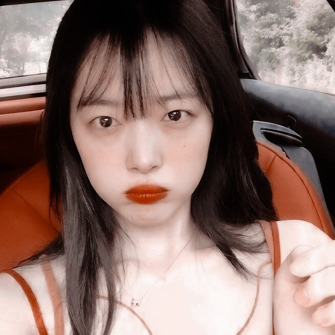 긴 머리를 기르세요. 바람이 불 때 마음도 불어요./崔真理