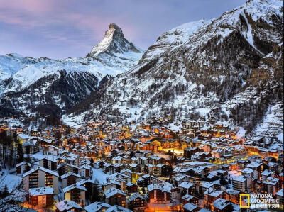 晨曦小镇
摄影师Andrey Omelyanchuk与家人在瑞士的策马特（Zermatt）度假之时，他发现在这个度假小镇寻找观景的最佳地点可不是那么容易。他撰写道：“为了到达这个绝佳的角度，我不得不在夜深人静的时候，…