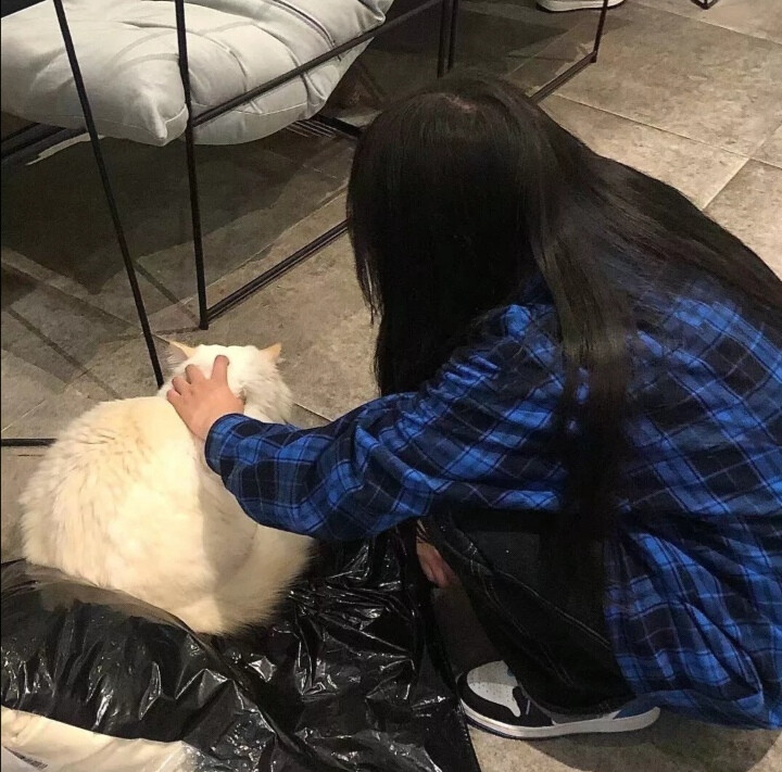 暗下来的灯格外醒目女头