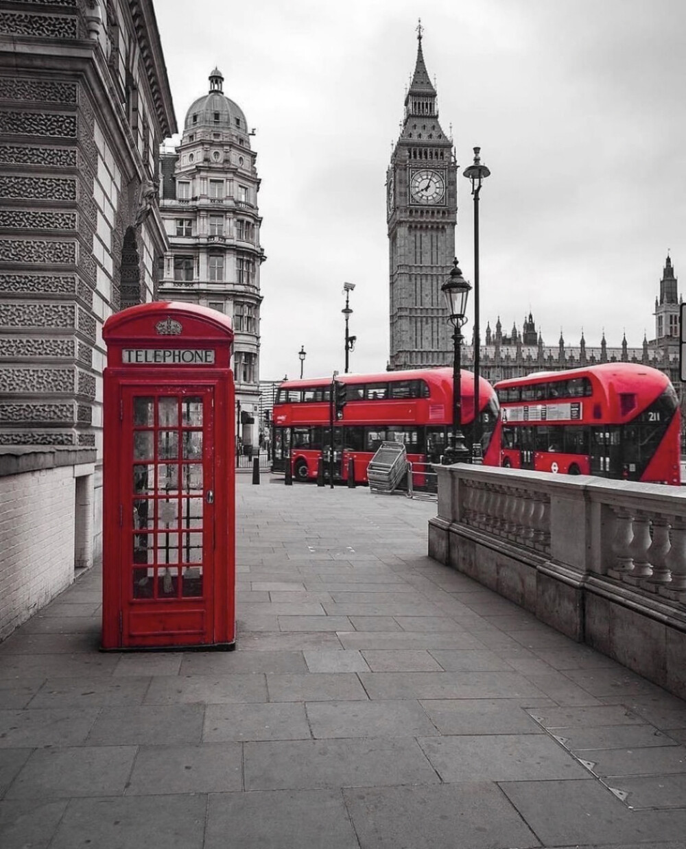 ⭕有一种红色叫英国红
英国人钟情红色源于何❓
首先是王室传统原因，有历史记载称，从罗马时代起，欧洲的王室就喜欢紫红色，因布匹稀少，价格昂贵，穿紫红色的衣服就成了彰显自己高贵身份的一个象征
红色是英国的标志色，走在英伦，那耀眼的的红色会时不时跃入眼帘
红色电话亭丨红色巴士丨红色罂粟花丨红色大兵丨红色圣诞节丨英国红——惊艳的红色，红得俏丽，红得隽永绵长
𖤐 ✐ ᵕ̈ Lucy ☼