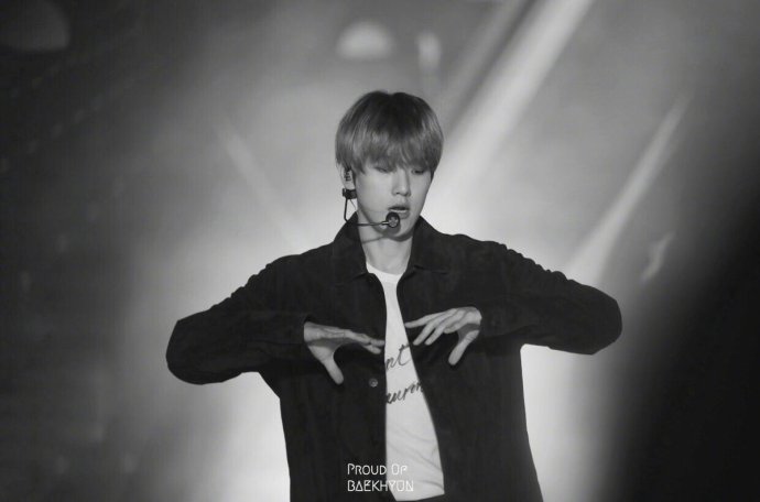  < 边伯贤 >
< proudofBAEK >