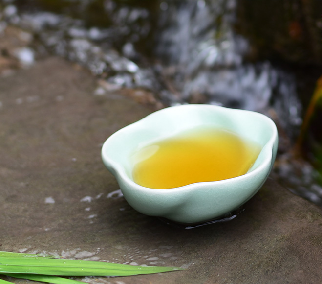 野石静排为坐榻，溪茶深煮当飞觥。
———伍乔（五代）《林居喜崔三博远至》