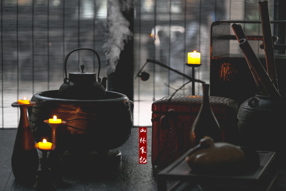 距今一百至三百年前的日本中古茶器，良好的做工，即使经历了好几代主人，依旧焕发着勃勃生机，是安定的模样，也是热烈沸腾的。
榻榻米的茶室里，能够很畅快地发挥自己的喜好，把它们看似无序的集结，实则充满秩序。如果说极简是一种风尚，繁复则是一种能力。场景打造中，收获自己和器物之间的微妙交葛。
场景设计：山林
摄影：山林
后期：山林