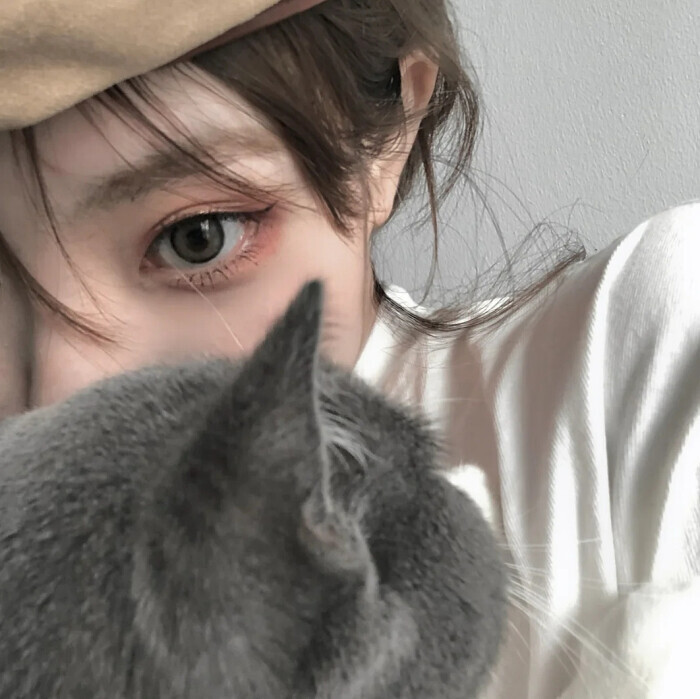 女生抱猫头像