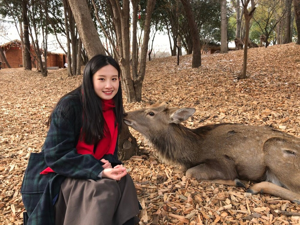 ¹² / ₁₅
一次拍摄花絮。
看到了2020年的第一场雪。
以及，记录人生第一次与小鹿接触。
（真的太可爱啦！）
cr@周愚昧
- ​​​