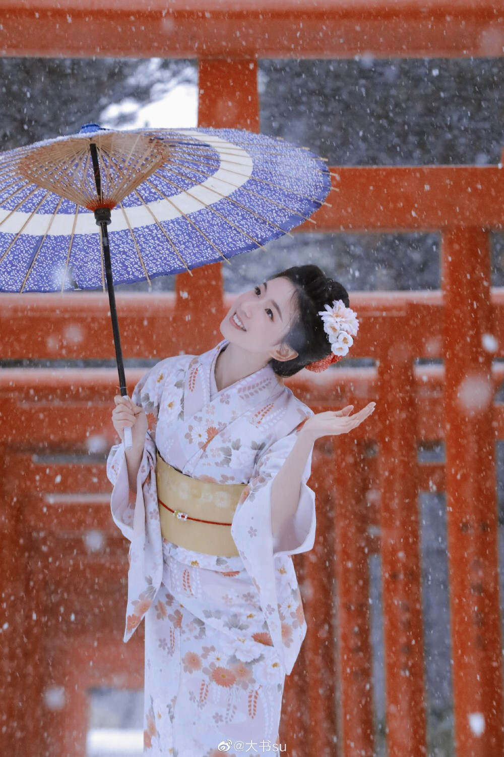 #书画照影#
【昭和】
出境：@胡阿小小
摄影：@大书su
#书书客片##杭州约拍##上海约拍##苏州约拍##重庆约拍##南京约拍##江浙沪约拍# #和服##北海道旅行##和服雪景##雪景##杭州下雪了# ​​​