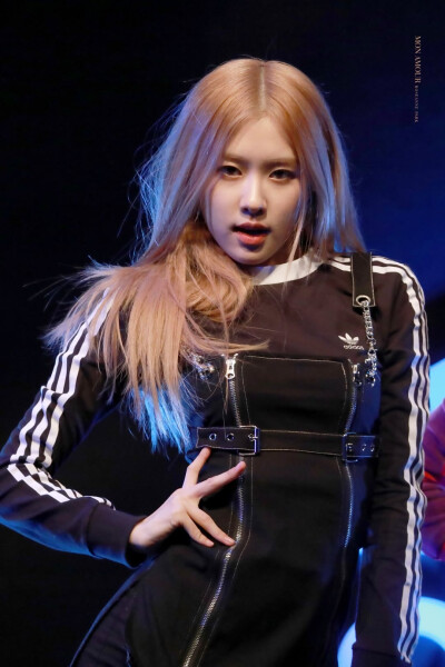 rosé_are_rosie
肉肉 你是永远都宙斯丫