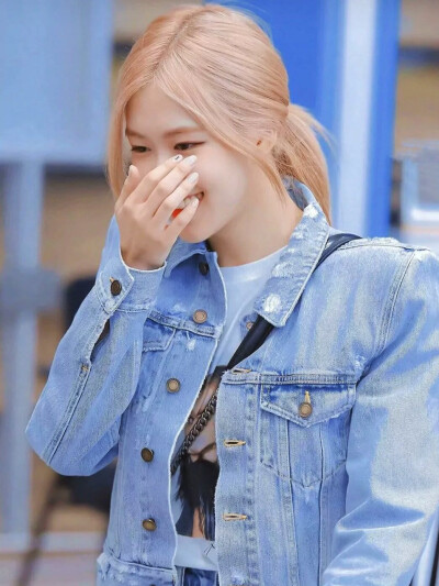 rosé_are_rosie
肉肉 你是永远都宙斯丫