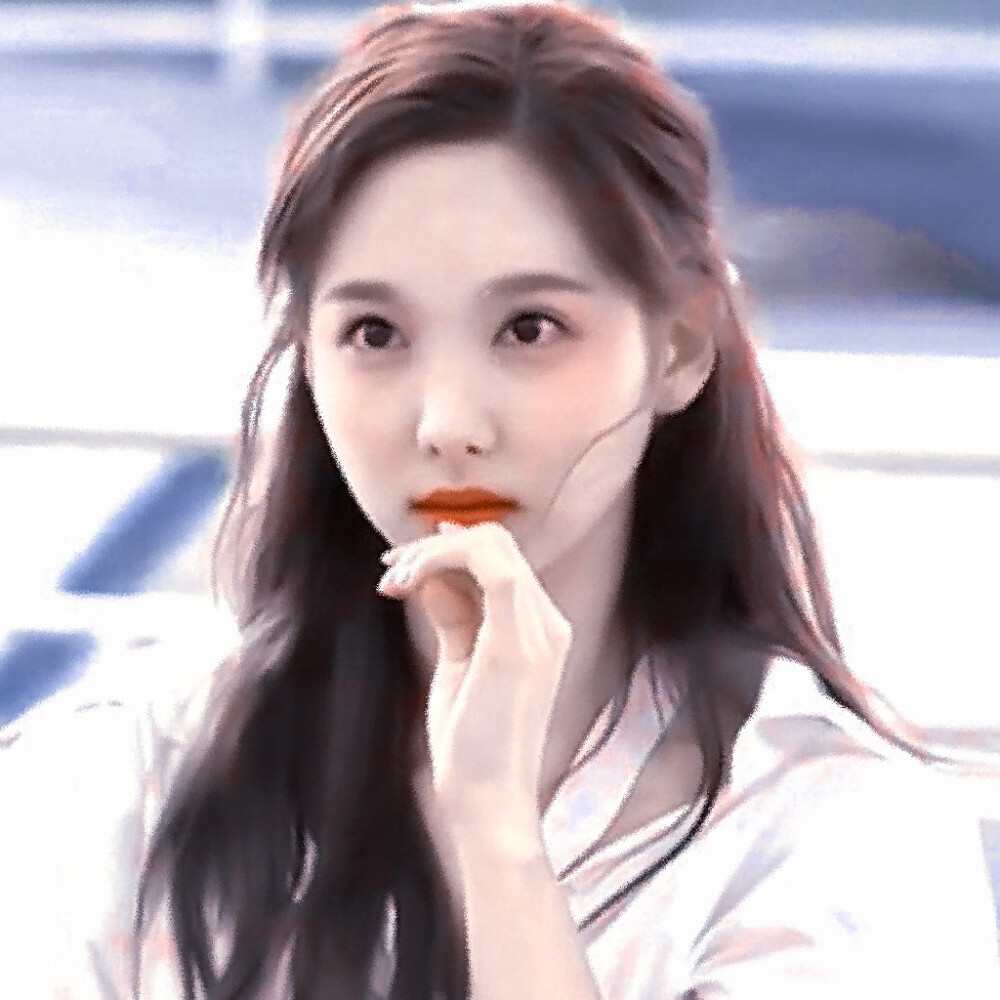 
我将玫瑰藏于身后 随时期待与你邂逅。
