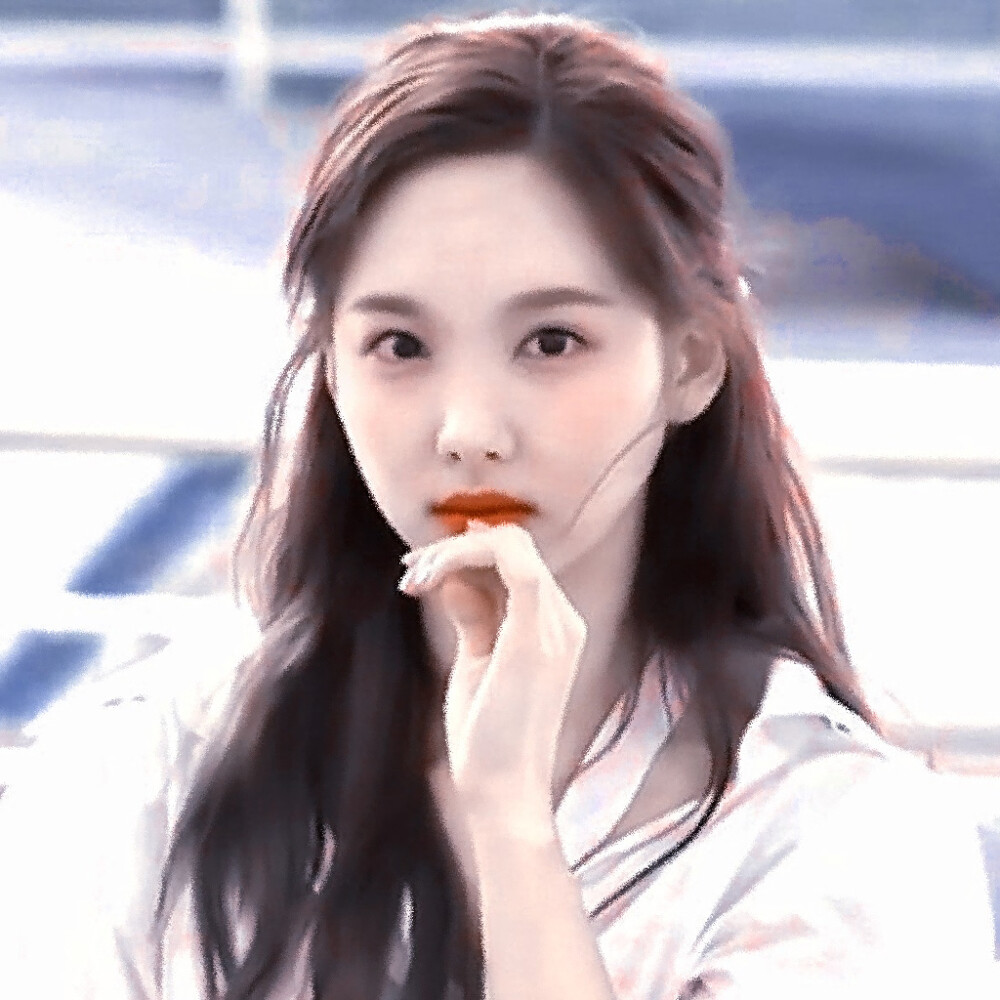 
我将玫瑰藏于身后 随时期待与你邂逅。
