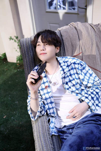 闵玧其
210309 官推➕小蓝书