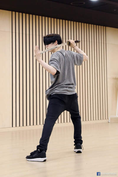 闵玧其
210309 官推➕小蓝书