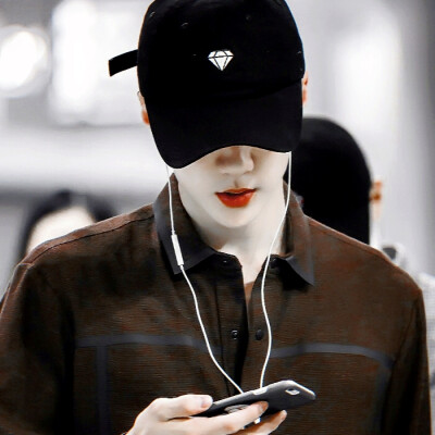 “浪漫与忠诚是否天生相克。”
cr.Grapeboy04