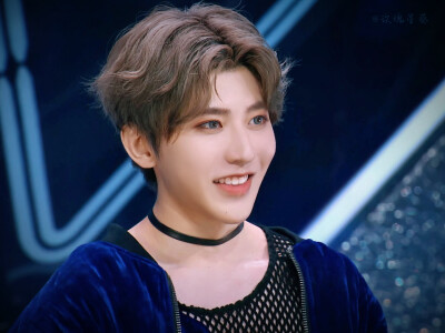 蔡徐坤
©wb：玫瑰星葵