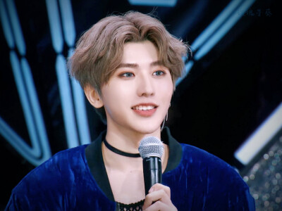 蔡徐坤
©wb：玫瑰星葵