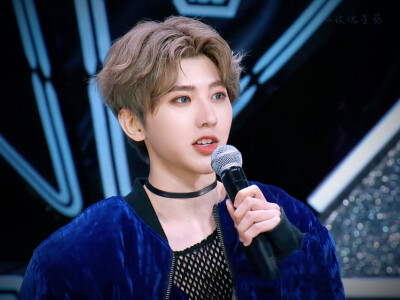 蔡徐坤
©wb：玫瑰星葵