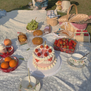 ᵀʰᵉ ʷᵒʳˡᵈ ⁱˢ ᵃ ˡⁱᵗᵗˡᵉ ᵇⁱᵗᵗᵉʳ / ᴵ ʷᵃⁿᵗ ᵗᵒ ᵍⁱᵛᵉ ʸᵒᵘ ˢᵒᵐᵉ ˢʷᵉᵉᵗⁿᵉˢˢ.
    这个世界有点苦，我想给你一点甜。 ​​​