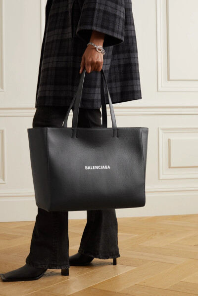 Balenciaga 这款手提包实用能装，“Everyday” 之名可谓是实至“名”归。单品以柔滑皮革制于意大利，包内容量充裕，包身正面的白色品牌名称格外醒目。