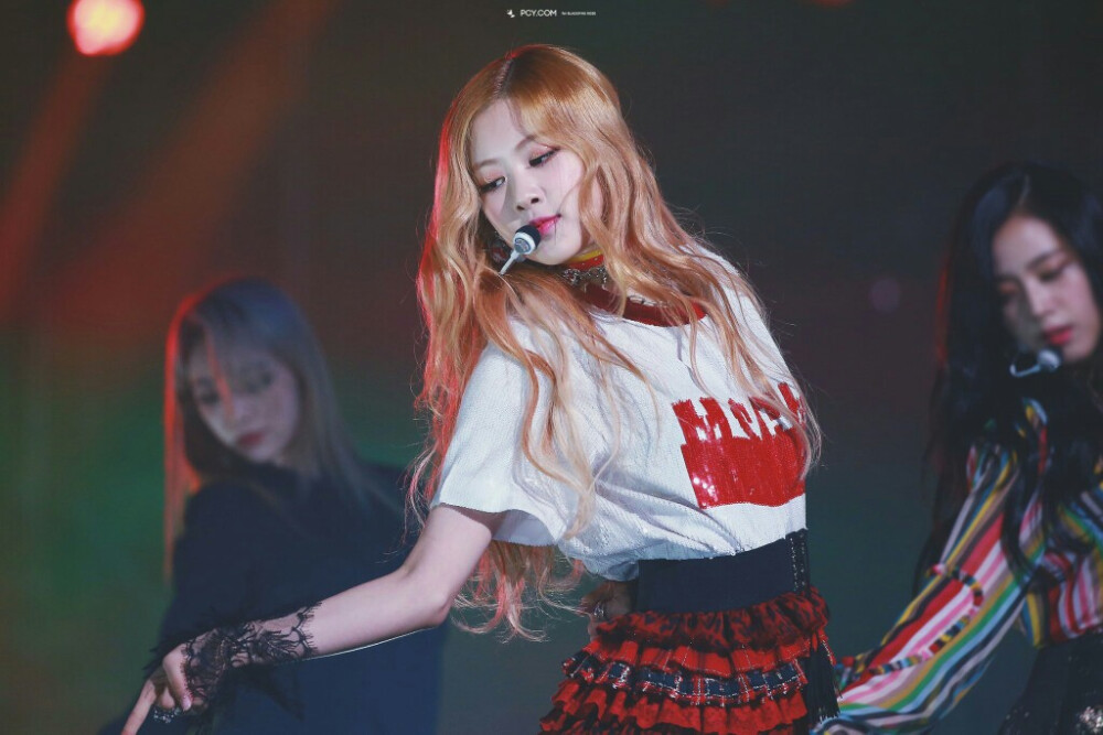 我总在意流云与星群的坐标，一朵花开谢的时日，原野与平川一望无垠是否平展。哪知你轻轻抬起眉梢，竟赐予我一生大好河山。美好如你，朴彩英❤️
玫瑰之所以是玫瑰 是风与光的眷顾 更是视线与灯光的归处❤️
cr:图片水印