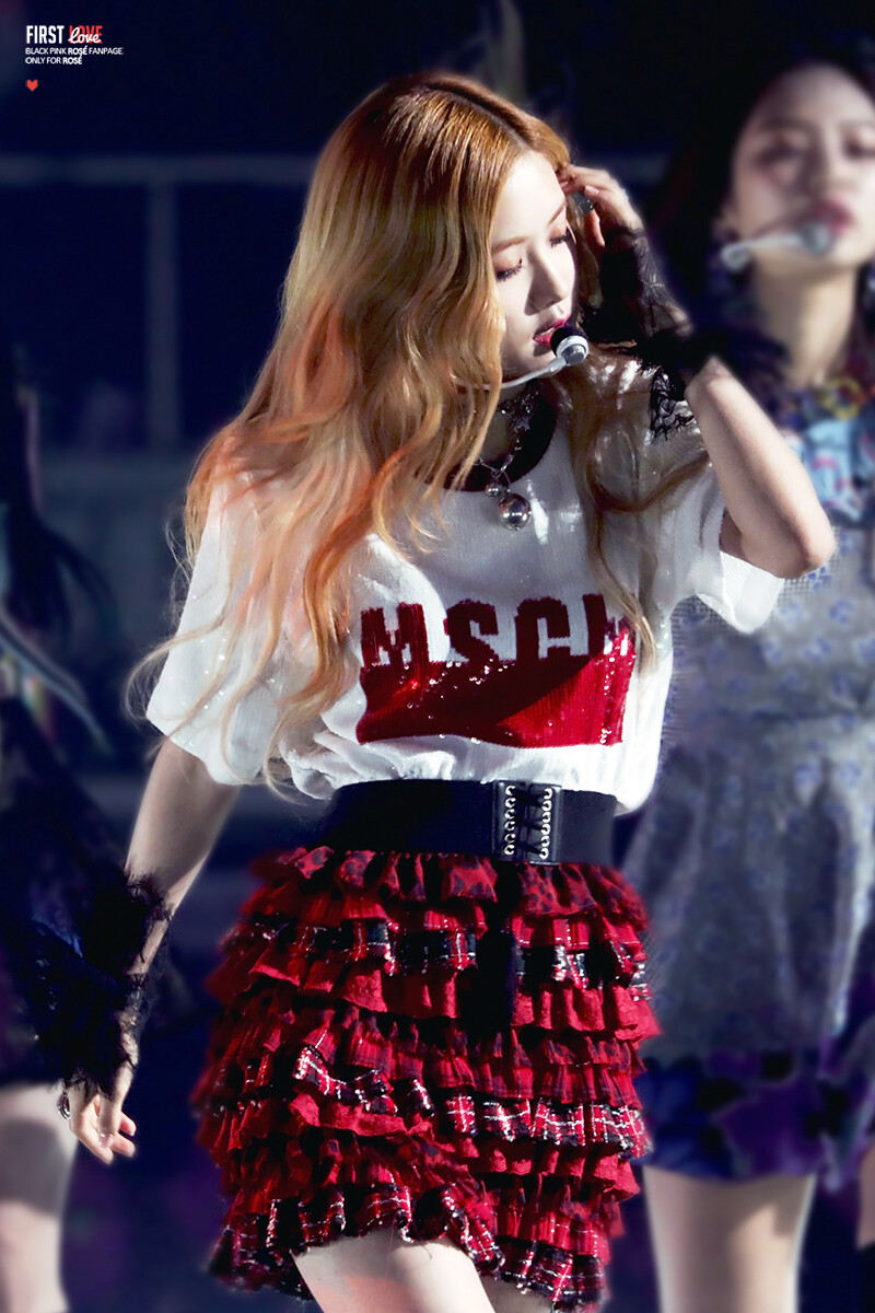 我总在意流云与星群的坐标，一朵花开谢的时日，原野与平川一望无垠是否平展。哪知你轻轻抬起眉梢，竟赐予我一生大好河山。美好如你，朴彩英❤️
玫瑰之所以是玫瑰 是风与光的眷顾 更是视线与灯光的归处❤️
cr:图片水印