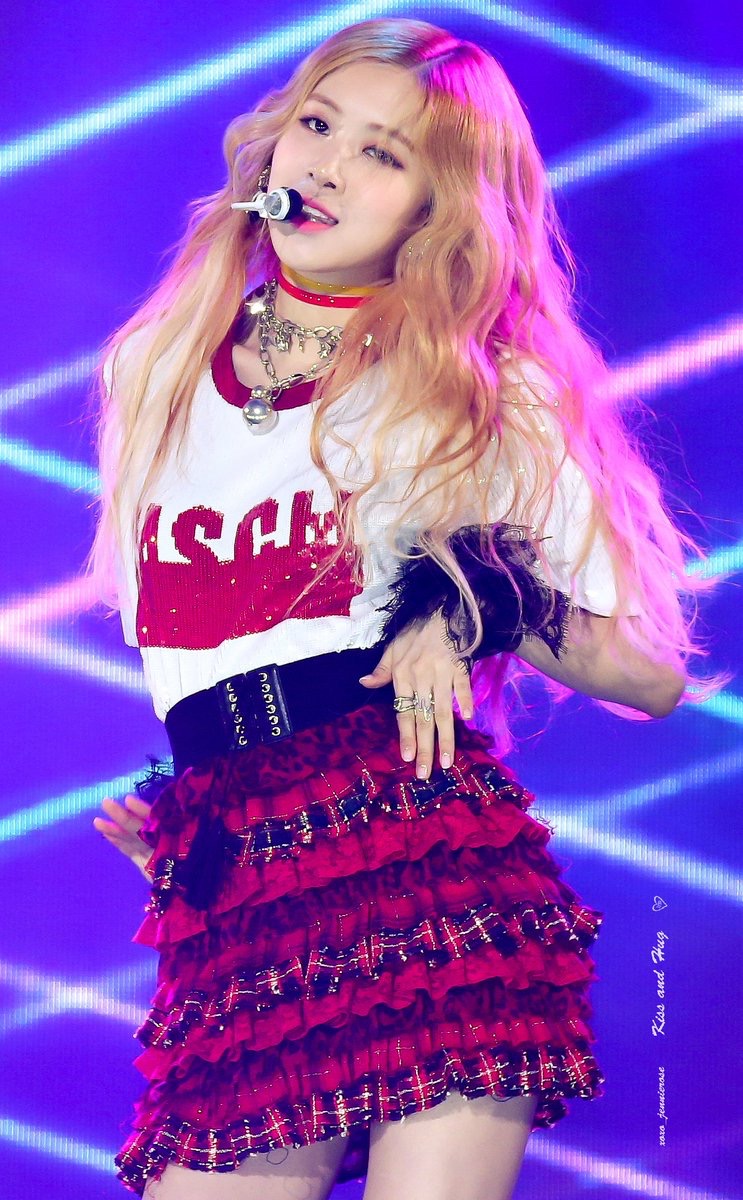 我总在意流云与星群的坐标，一朵花开谢的时日，原野与平川一望无垠是否平展。哪知你轻轻抬起眉梢，竟赐予我一生大好河山。美好如你，朴彩英❤️
玫瑰之所以是玫瑰 是风与光的眷顾 更是视线与灯光的归处❤️
cr:图片水印