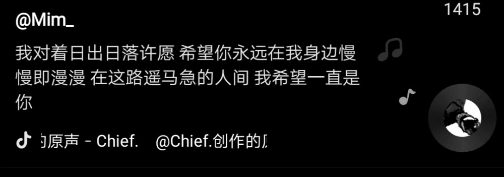 院子里的落花此时被风吹远了 喜鹊清脆的啼叫起来 黄昏时下起一场雨 停息之后 有月光淡淡地爬上树梢 时间这样过去就很好