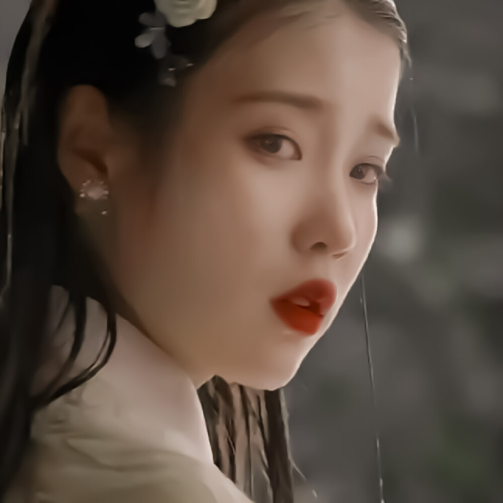 “如果时光倒回，你是我的文艺复兴。”
IU cr.苏稚童 原亓官妍