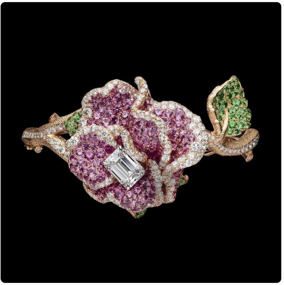 Dior 刚刚推出新一季高级珠宝系列——「RoseDior」，共呈现54件独一款作品，致敬品牌创始人 Christian Dior 钟爱的「玫瑰」花卉。这是继「Bal des Roses」系列问世10年后 Dior 再度诠释这一经典主题，运用色彩更绚丽的宝石配搭，突出层叠的玫瑰花瓣结构。