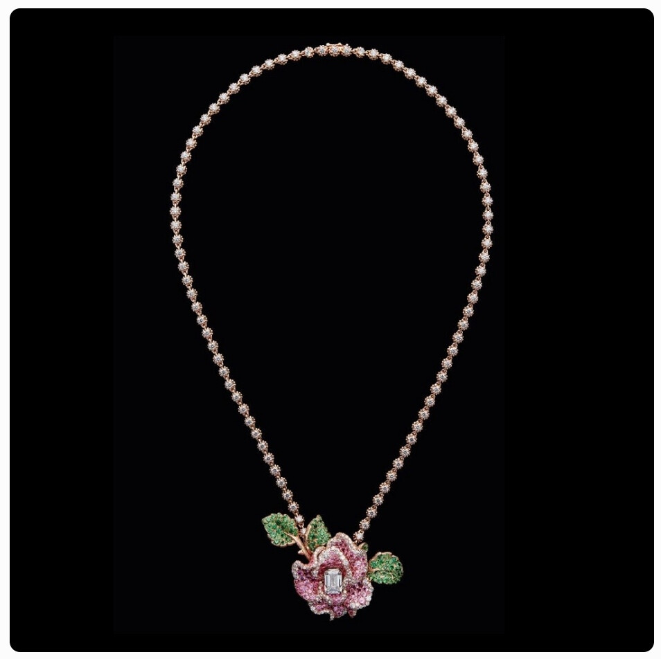 Dior 刚刚推出新一季高级珠宝系列——「RoseDior」，共呈现54件独一款作品，致敬品牌创始人 Christian Dior 钟爱的「玫瑰」花卉。这是继「Bal des Roses」系列问世10年后 Dior 再度诠释这一经典主题，运用色彩更绚丽的宝石配搭，突出层叠的玫瑰花瓣结构。