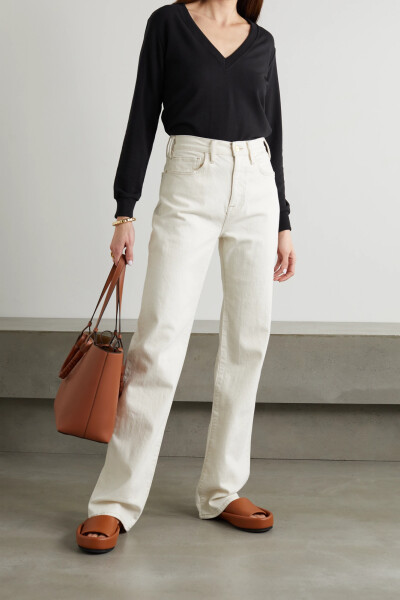 L'Agence 这款 “Helena” 卫衣堪称衣橱必备单品，定会让你爱不释手，一穿再穿。它以棉质莫代尔混纺面料裁就，其中混有些许弹力成分，落肩设计进一步强调出宽松的版型，衣摆处缝有对比鲜明的锁边绣，颇具艺术巧思。…