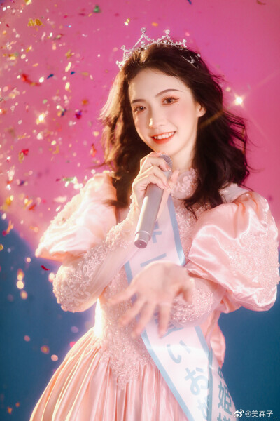 “一恋爱我会撒娇又耍赖
一恋爱我会体贴又关怀”
“女明星”复古昭和画报写真大放送！
出镜：@十万八千里哩
摄影：@美森子_
婚纱：@阿卫也叫猪小卫
#少女写真# ​​​