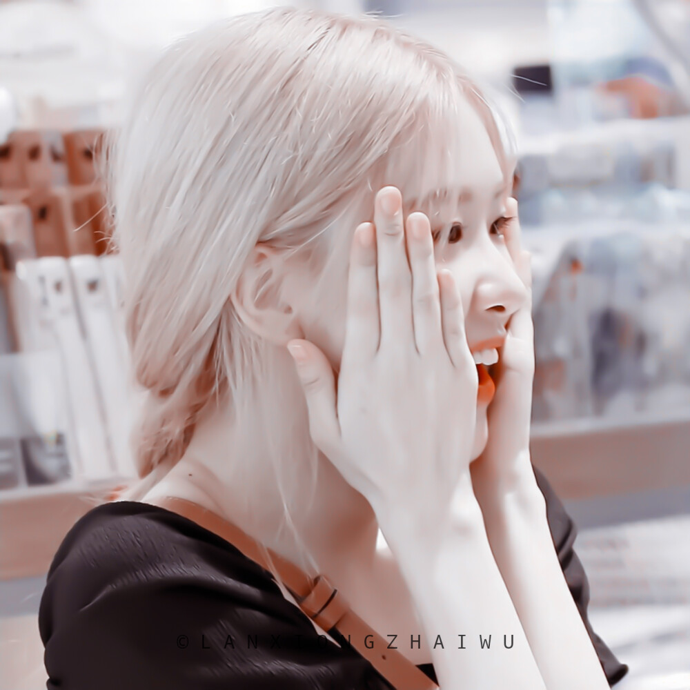 ℡去吹吹夏日晚风吧也许会遇见浪漫。
*朴彩英Firstlove_rose