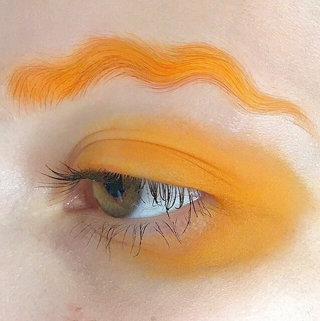 你的双眼藏了星火，留有旧梦温暖着我。 ​​​