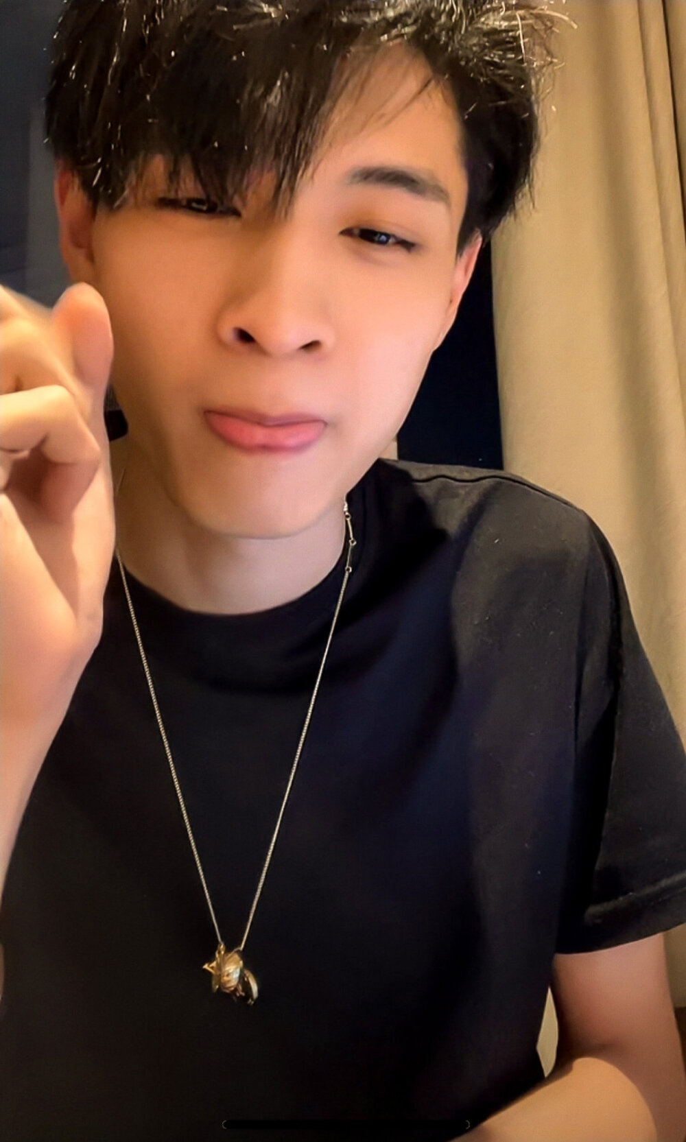 是爱舔嘴唇的小秦呀!(美味夜行侠的直播)