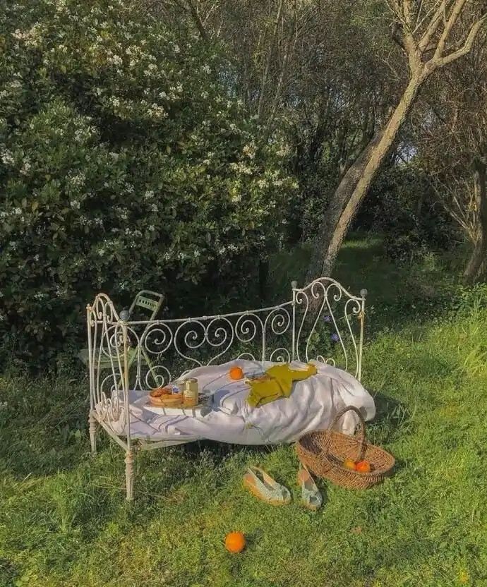 壁纸/
凌晨四点钟，我看见海棠花未眠。总觉得这时，你应该在我身边。
