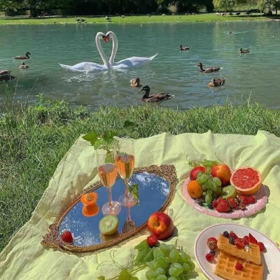 壁纸/
凌晨四点钟，我看见海棠花未眠。总觉得这时，你应该在我身边。
