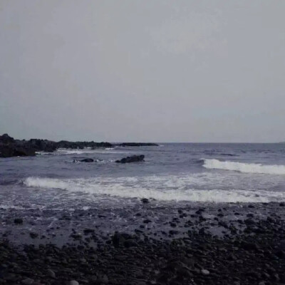 壁纸/
我一直想从你的窗子看月亮。