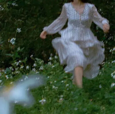 壁纸/
我一直想从你的窗子看月亮。