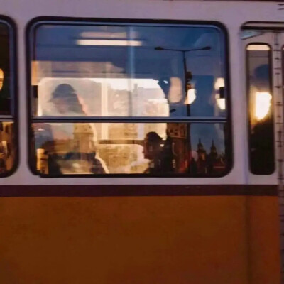 壁纸/
我一直想从你的窗子看月亮。