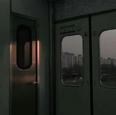 壁纸/
我一直想从你的窗子看月亮。