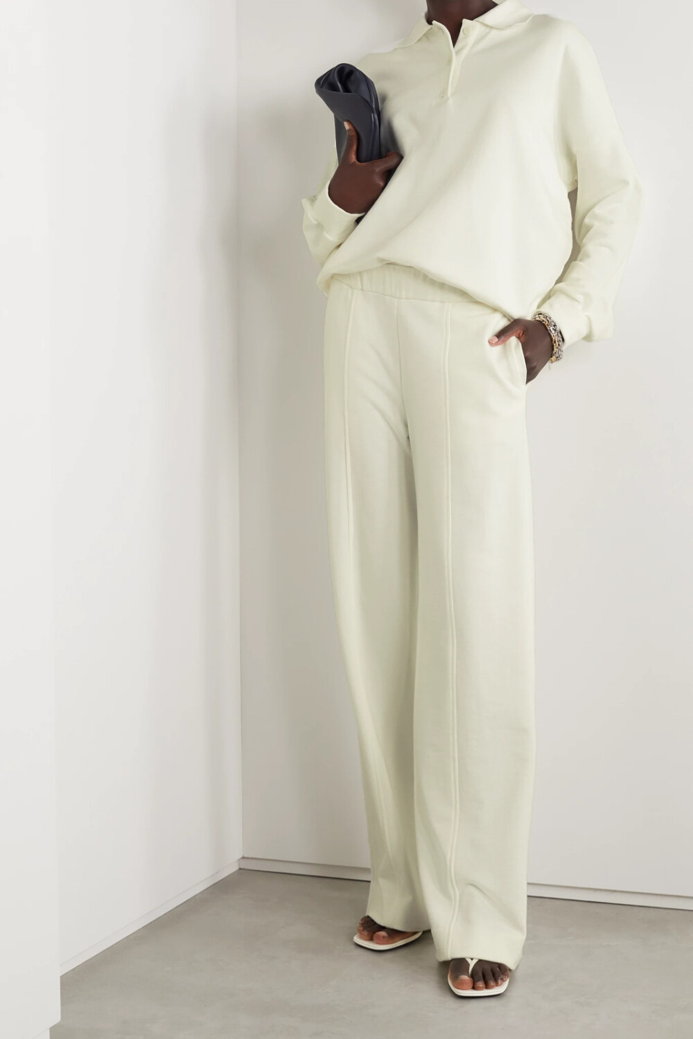 The Row 的设计时髦低调，能与你的各式衣物轻松相搭。这款 “Cesto” 休闲裤裁自纯棉平纹布，纤长凸缝强调出直筒裤型，松紧腰头舒适灵活。建议搭配同品牌 “Corzas” Polo 衫。