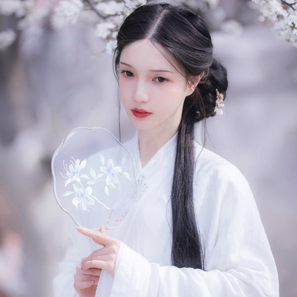 “四季花常在，九州事尽知。”
秦软玉の自截 禁二传二改
汉服头像/古风女头/古风真人