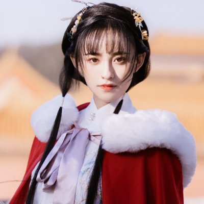 “闻襟袖间胭脂香，遍地生哀凉。”
秦软玉の自截 禁二传二改
古风女头/汉服头像/古风真人