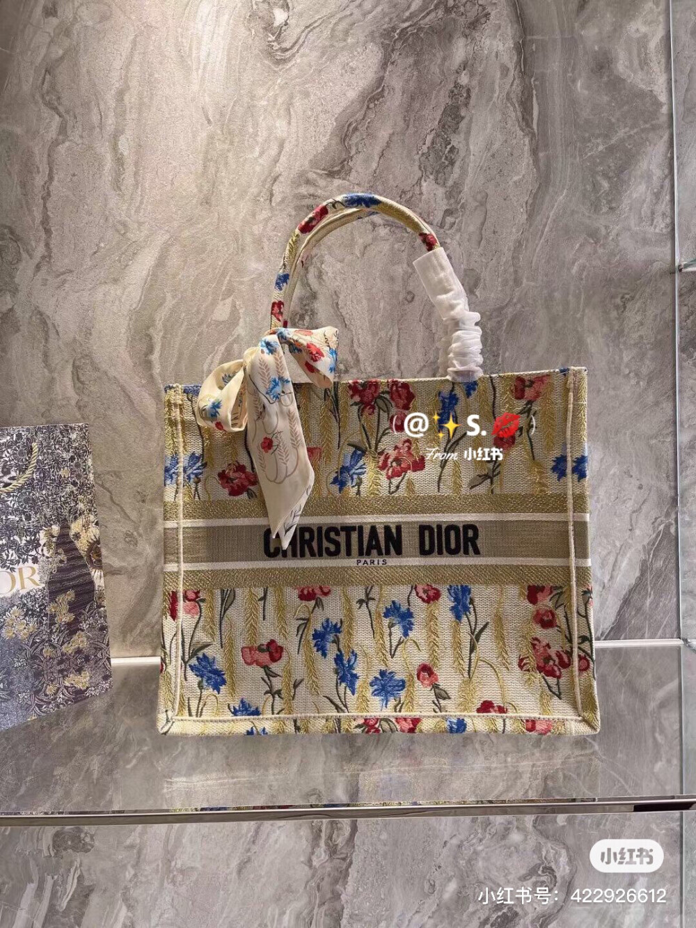 Dior
田园风情十足的刺绣设计，与普通老花款托特相比多了几分温柔优雅~
包身上面的花朵簇拥的刺绣，俏皮又温柔，再配_上包包的颜色，妥妥的复古风呀。