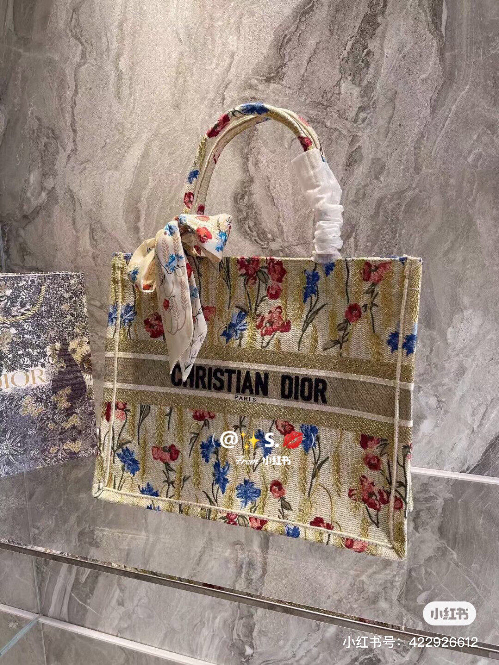 Dior
田园风情十足的刺绣设计，与普通老花款托特相比多了几分温柔优雅~
包身上面的花朵簇拥的刺绣，俏皮又温柔，再配_上包包的颜色，妥妥的复古风呀。