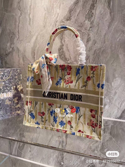 Dior
田园风情十足的刺绣设计，与普通老花款托特相比多了几分温柔优雅~
包身上面的花朵簇拥的刺绣，俏皮又温柔，再配_上包包的颜色，妥妥的复古风呀。
