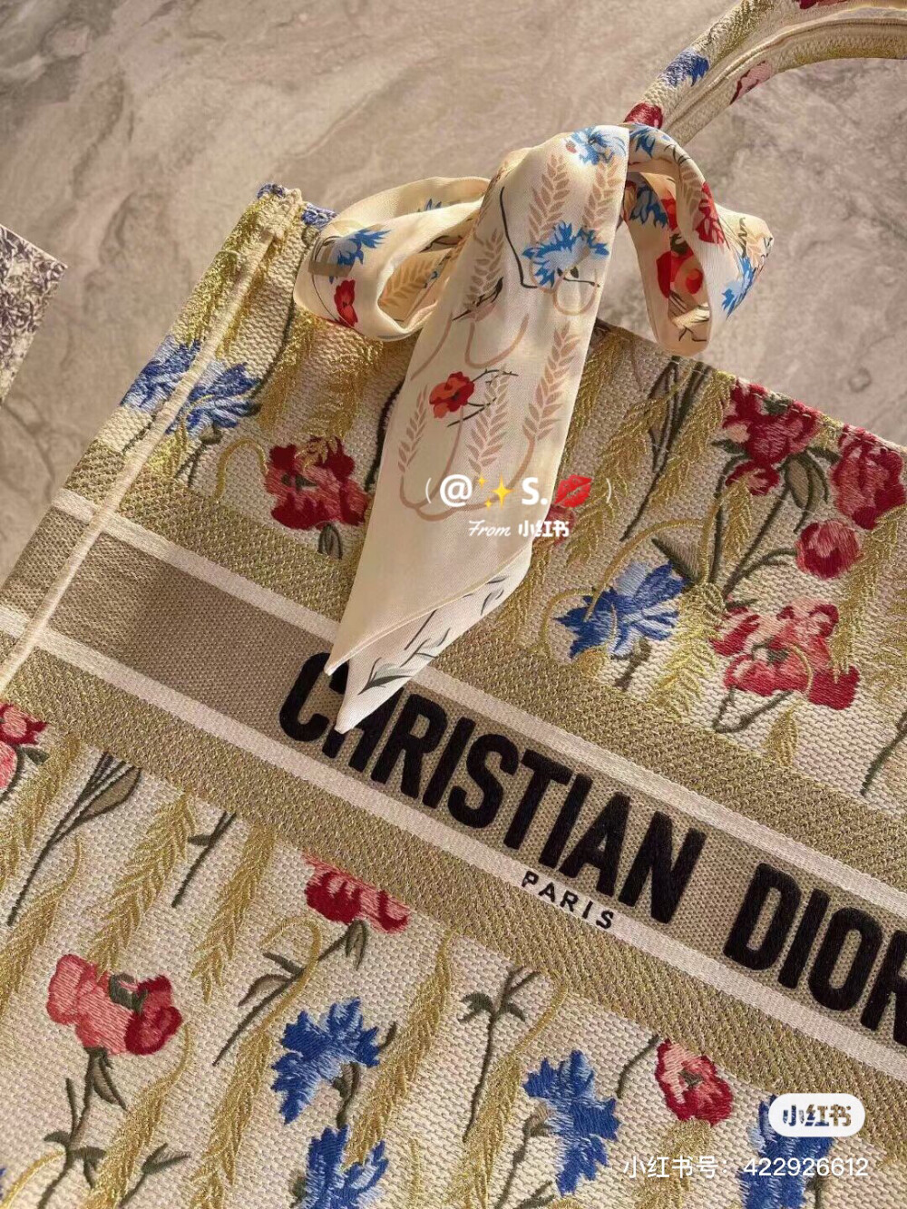 Dior
田园风情十足的刺绣设计，与普通老花款托特相比多了几分温柔优雅~
包身上面的花朵簇拥的刺绣，俏皮又温柔，再配_上包包的颜色，妥妥的复古风呀。